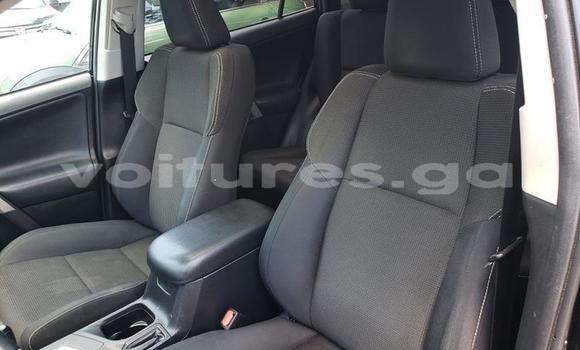 Sayi Na hannu Toyota RAV4 White Mota in Libreville a estuary Sayi Na hannu Toyota RAV4 White Mota in Libreville a estuary