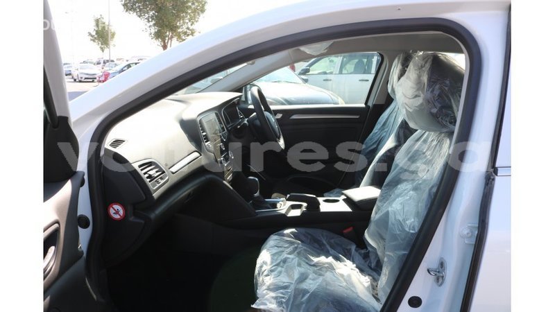 Big with watermark renault megane estuaire import dubai 5136