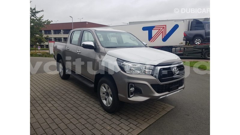 Big with watermark toyota hilux estuaire import dubai 5157