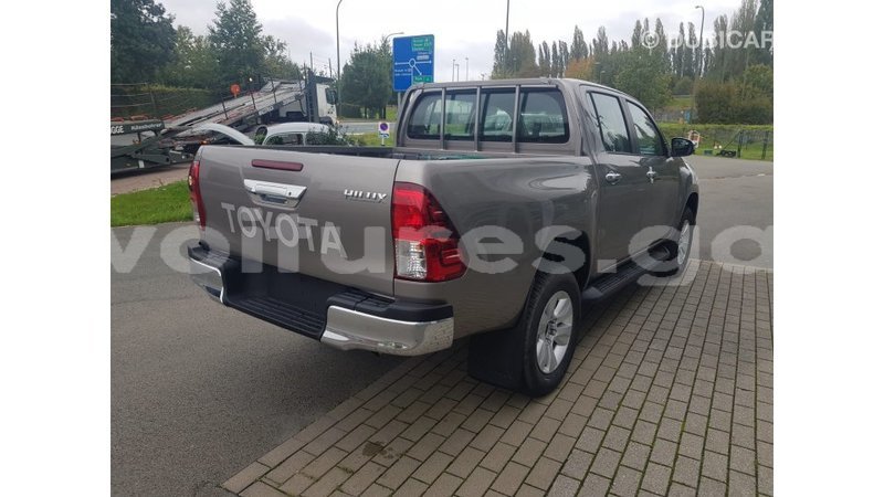 Big with watermark toyota hilux estuaire import dubai 5157