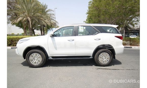 Acheter Import Voiture Toyota Fortuner Blanc à Import - Dubai, Estuaire Acheter Import Voiture Toyota Fortuner Blanc à Import - Dubai, Estuaire