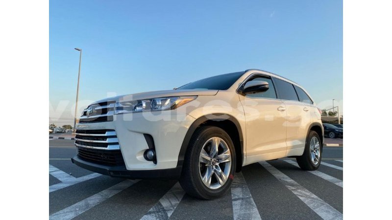 Big with watermark toyota highlander estuaire import dubai 5171