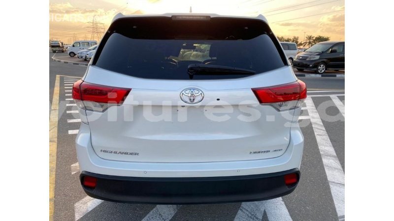 Big with watermark toyota highlander estuaire import dubai 5171