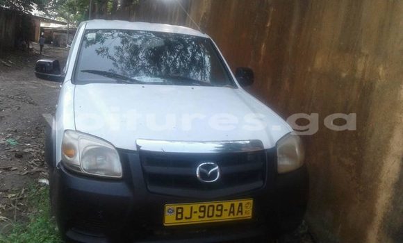Sayi Na hannu Mazda B–series White Mota in Libreville a estuary Sayi Na hannu Mazda B–series White Mota in Libreville a estuary