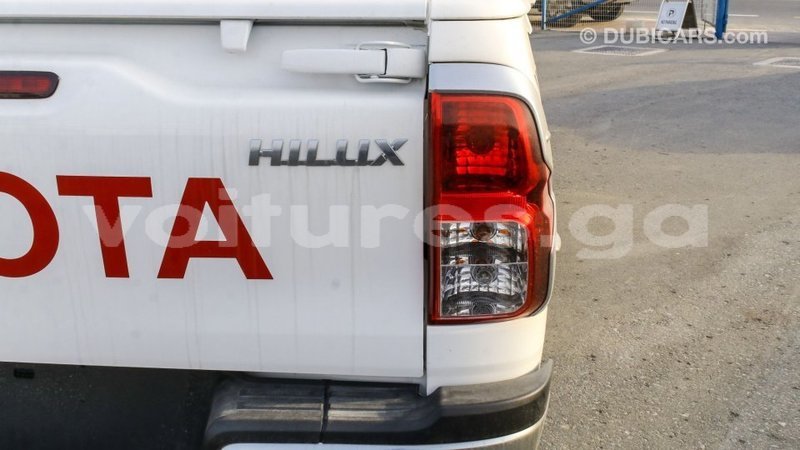 Big with watermark toyota hilux estuaire import dubai 5199