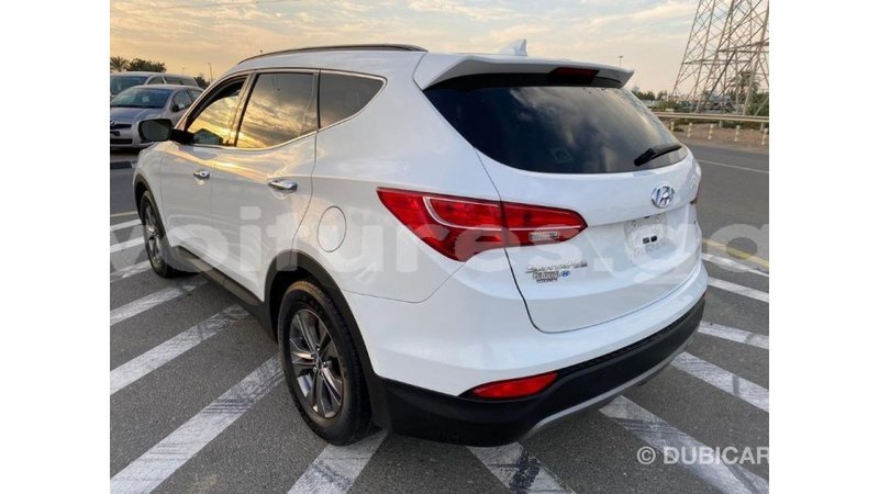 Big with watermark hyundai santa fe estuaire import dubai 5215