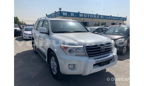 Acheter Import Voiture Toyota Land Cruiser Blanc à Import - Dubai, Estuaire Acheter Import Voiture Toyota Land Cruiser Blanc à Import - Dubai, Estuaire