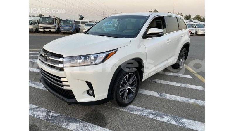 Big with watermark toyota highlander estuaire import dubai 5222