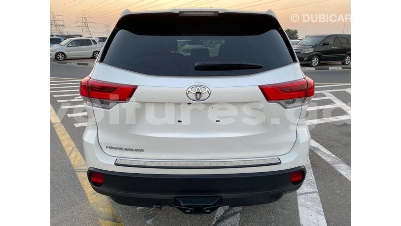 Big with watermark toyota highlander estuaire import dubai 5222