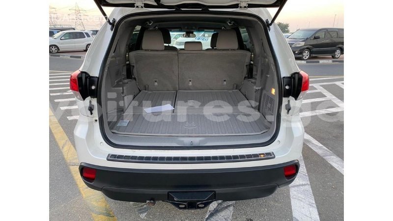 Big with watermark toyota highlander estuaire import dubai 5222