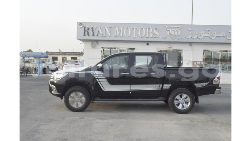 Big with watermark toyota hilux estuaire import dubai 5273