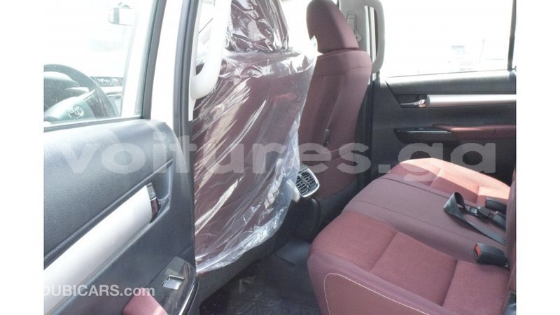 Big with watermark toyota hilux estuaire import dubai 5274