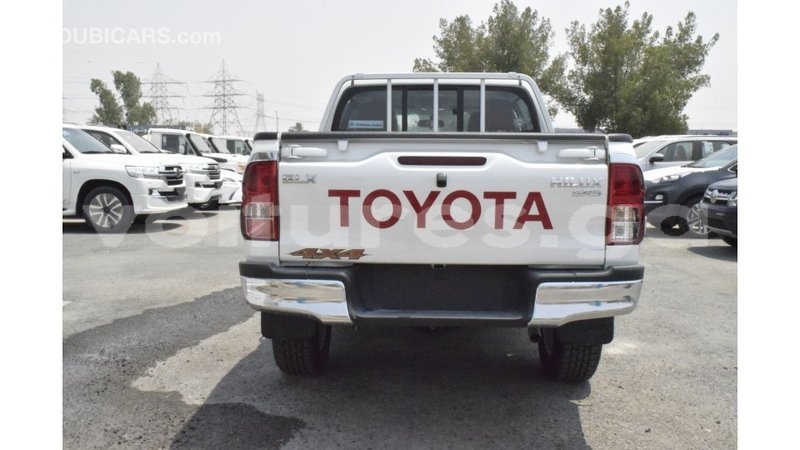 Big with watermark toyota hilux estuaire import dubai 5274