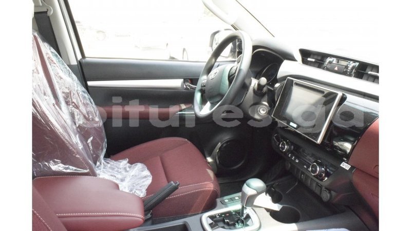 Big with watermark toyota hilux estuaire import dubai 5274