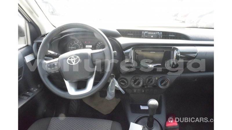 Big with watermark toyota hilux estuaire import dubai 5275