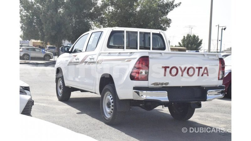 Big with watermark toyota hilux estuaire import dubai 5275