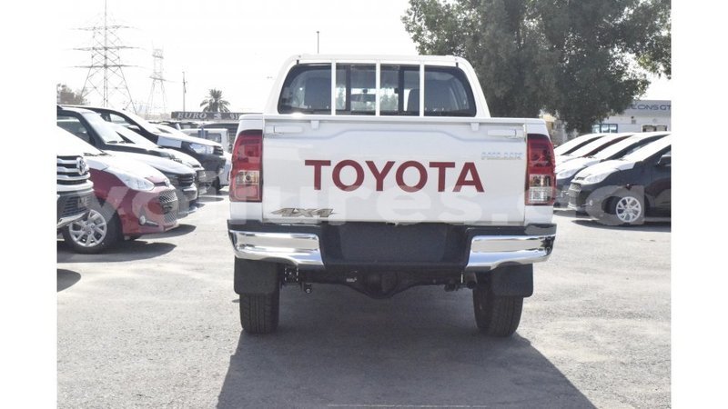 Big with watermark toyota hilux estuaire import dubai 5275