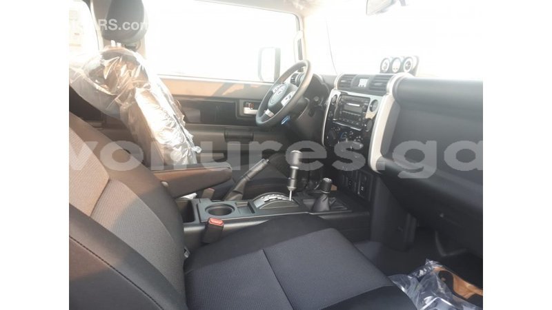 Big with watermark toyota fj cruiser estuaire import dubai 5279