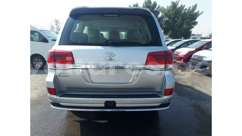 Big with watermark toyota land cruiser estuaire import dubai 5281