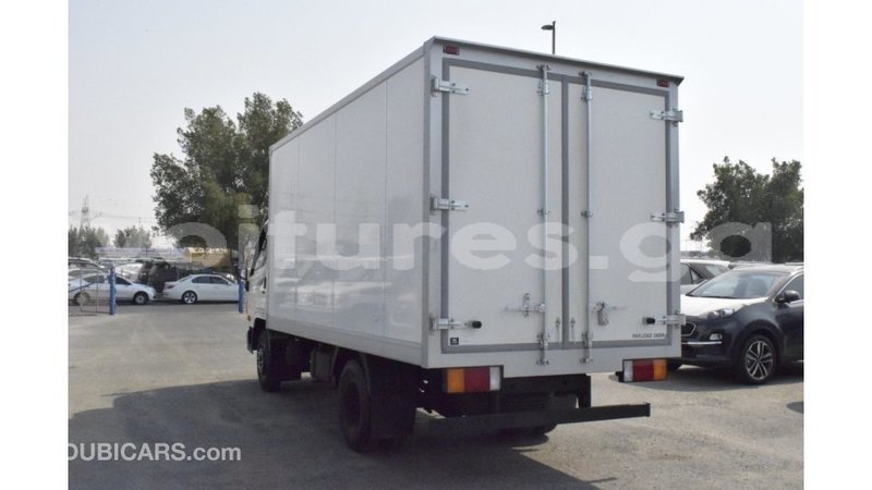 Big with watermark hyundai chorus estuaire import dubai 5289