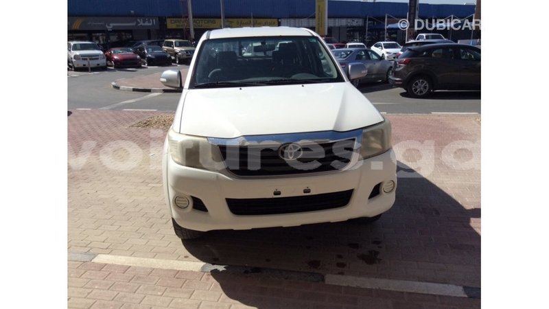 Big with watermark toyota hilux estuaire import dubai 5291