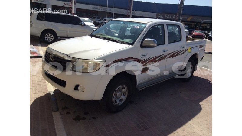 Big with watermark toyota hilux estuaire import dubai 5291