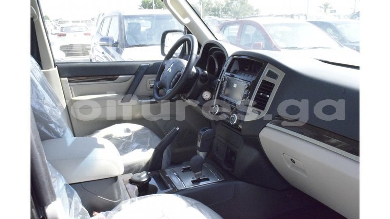 Big with watermark mitsubishi pajero estuaire import dubai 5296
