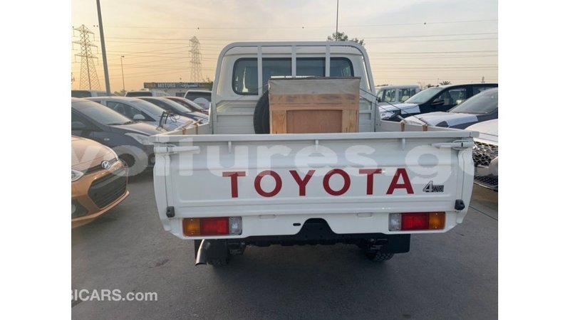 Big with watermark toyota land cruiser estuaire import dubai 5306