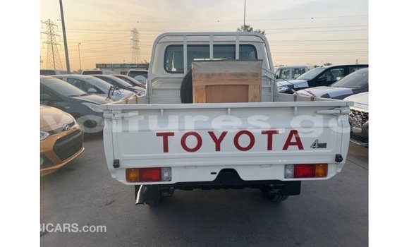 Acheter Import Voiture Toyota Land Cruiser Blanc à Import - Dubai, Estuaire Acheter Import Voiture Toyota Land Cruiser Blanc à Import - Dubai, Estuaire