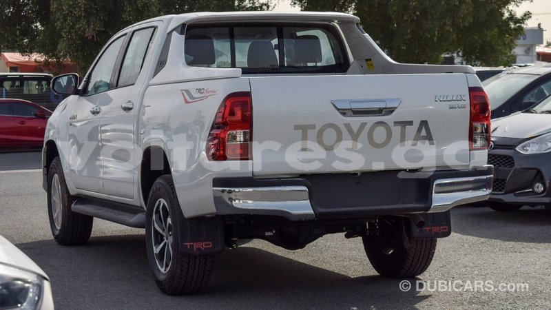 Big with watermark toyota hilux estuaire import dubai 5314