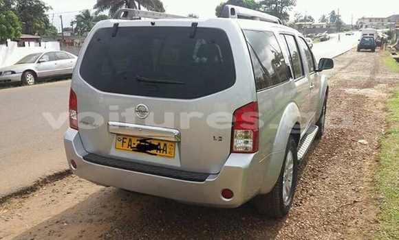 Sayi Na hannu Nissan Pathfinder Azurfa Mota in Libreville a estuary Sayi Na hannu Nissan Pathfinder Azurfa Mota in Libreville a estuary