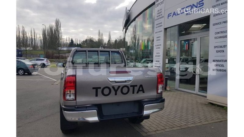 Big with watermark toyota hilux estuary import dubai 5326