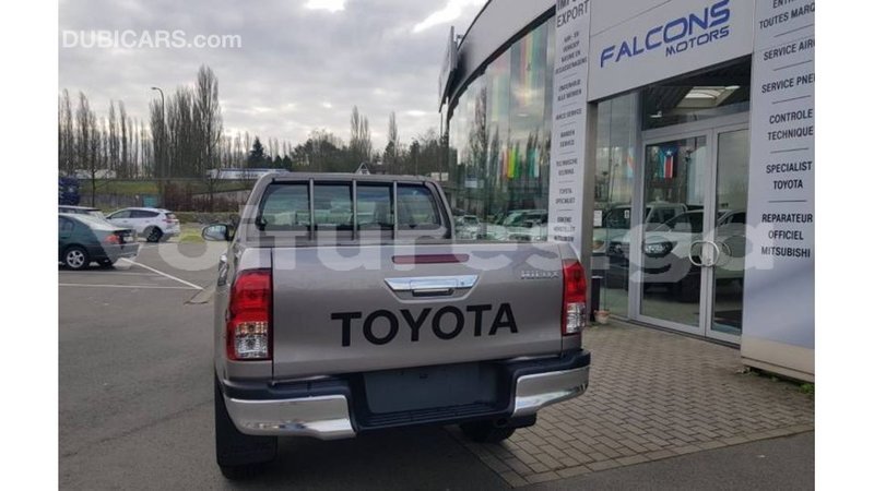 Big with watermark toyota hilux estuary import dubai 5326