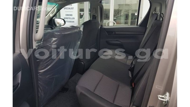 Big with watermark toyota hilux estuaire import dubai 5326