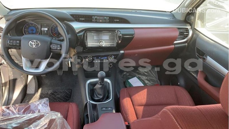 Big with watermark toyota hilux estuaire import dubai 5327