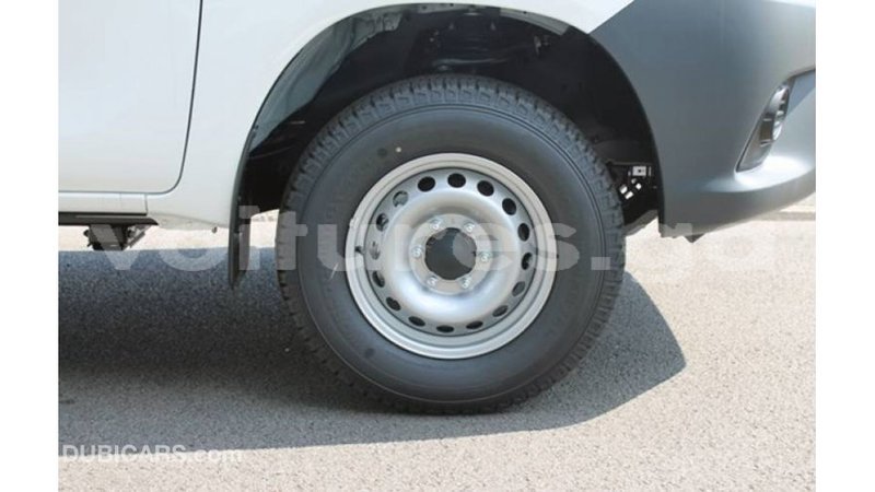 Big with watermark toyota hilux estuaire import dubai 5331