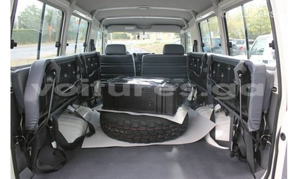 Acheter Import Voiture Toyota Land Cruiser Blanc à Import - Dubai, Estuaire Acheter Import Voiture Toyota Land Cruiser Blanc à Import - Dubai, Estuaire