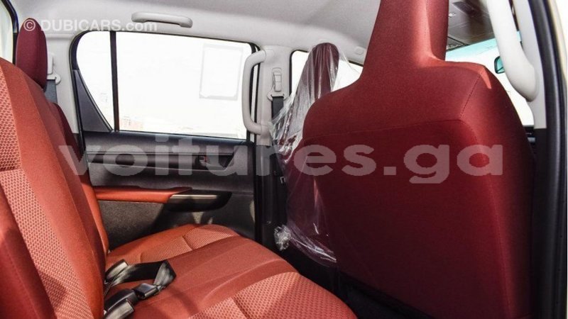 Big with watermark toyota hilux estuaire import dubai 5346