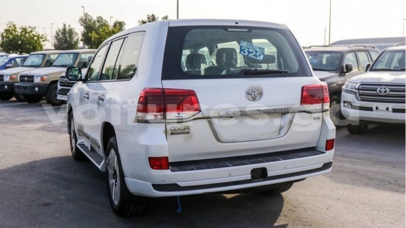 Big with watermark toyota land cruiser estuary import dubai 5349