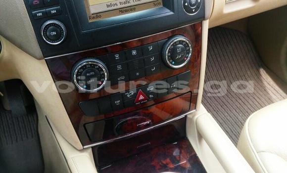 Acheter Occasion Voiture Mercedes-Benz ML–Class Rouge à Libreville, Estuaire Acheter Occasion Voiture Mercedes-Benz ML–Class Rouge à Libreville, Estuaire