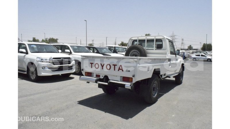 Big with watermark toyota land cruiser estuary import dubai 5352