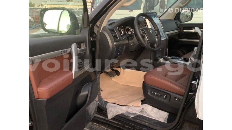 Big with watermark toyota land cruiser estuary import dubai 5367