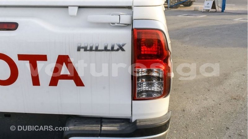 Big with watermark toyota hilux estuaire import dubai 5370