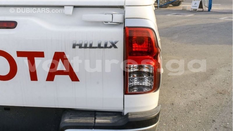 Big with watermark toyota hilux estuaire import dubai 5371