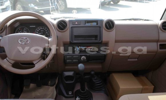 Acheter Import Voiture Toyota Land Cruiser Beige à Import - Dubai, Estuaire Acheter Import Voiture Toyota Land Cruiser Beige à Import - Dubai, Estuaire