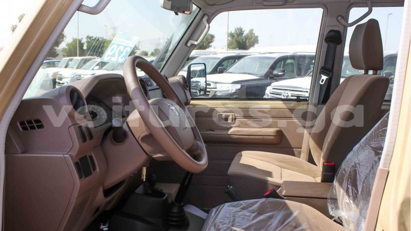 Big with watermark toyota land cruiser estuaire import dubai 5373