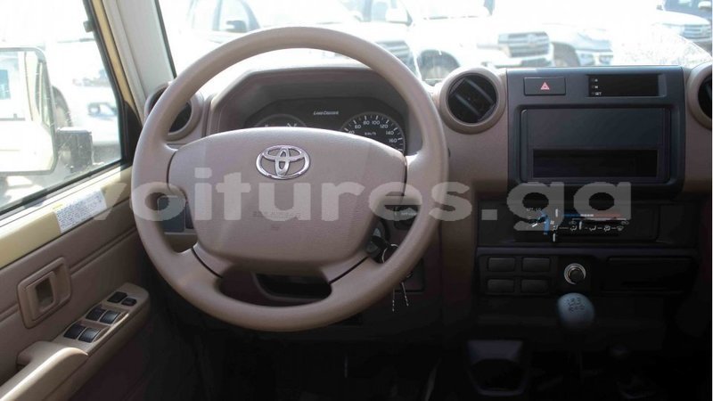 Big with watermark toyota land cruiser estuaire import dubai 5373