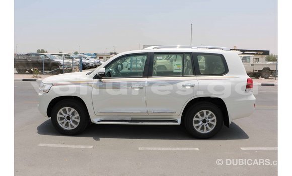 Acheter Import Voiture Toyota Land Cruiser Blanc à Import - Dubai, Estuaire Acheter Import Voiture Toyota Land Cruiser Blanc à Import - Dubai, Estuaire
