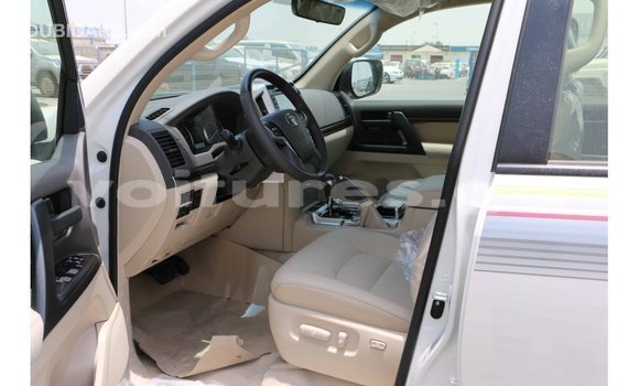 Acheter Import Voiture Toyota Land Cruiser Blanc à Import - Dubai, Estuaire Acheter Import Voiture Toyota Land Cruiser Blanc à Import - Dubai, Estuaire