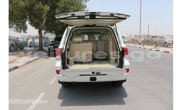 Acheter Import Voiture Toyota Land Cruiser Blanc à Import - Dubai, Estuaire Acheter Import Voiture Toyota Land Cruiser Blanc à Import - Dubai, Estuaire